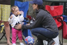 Jennifer Garner, baseball hat, black jacket, jeans, black boots, braid, wedding ring